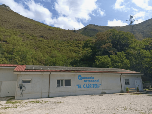 Fachada de la Quesería El Cabriteru en la montaña de Arenas de Cabrales