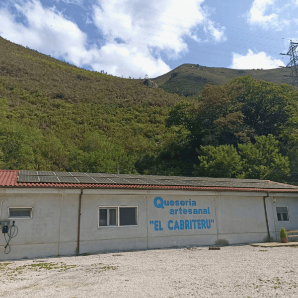 Fachada de la Quesería El Cabriteru en la montaña de Arenas de Cabrales