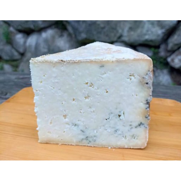 Cuña de queso azul de oveja y cabra El Cabriteru, elaborada con leche cruda de ganadería propia.