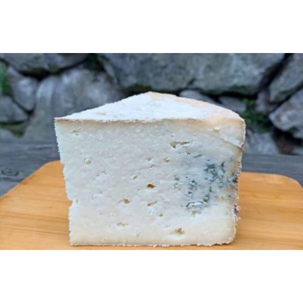 Cuña de queso azul de oveja El Cabriteru, elaborada con leche cruda de ganadería propia.